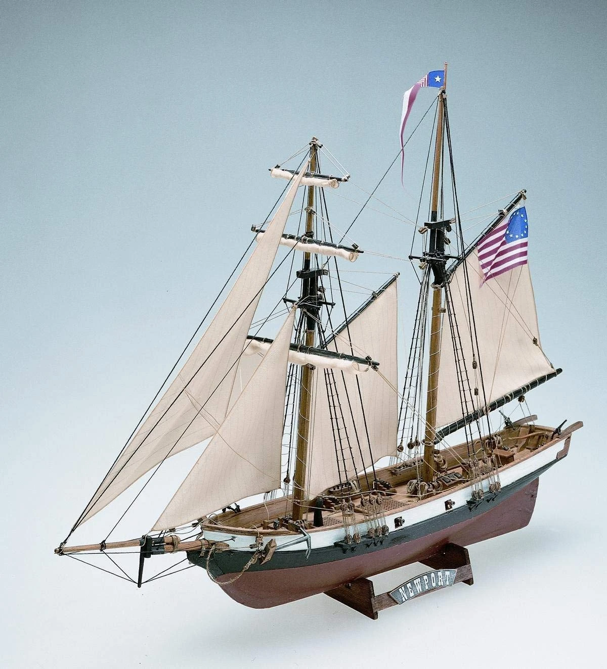 Mamoli MV50 Newport - Wood Plank-On-Frame Ship Model Kit -Length 520 Mm (21"), Height: 350 Mm (14") Scale 1/57