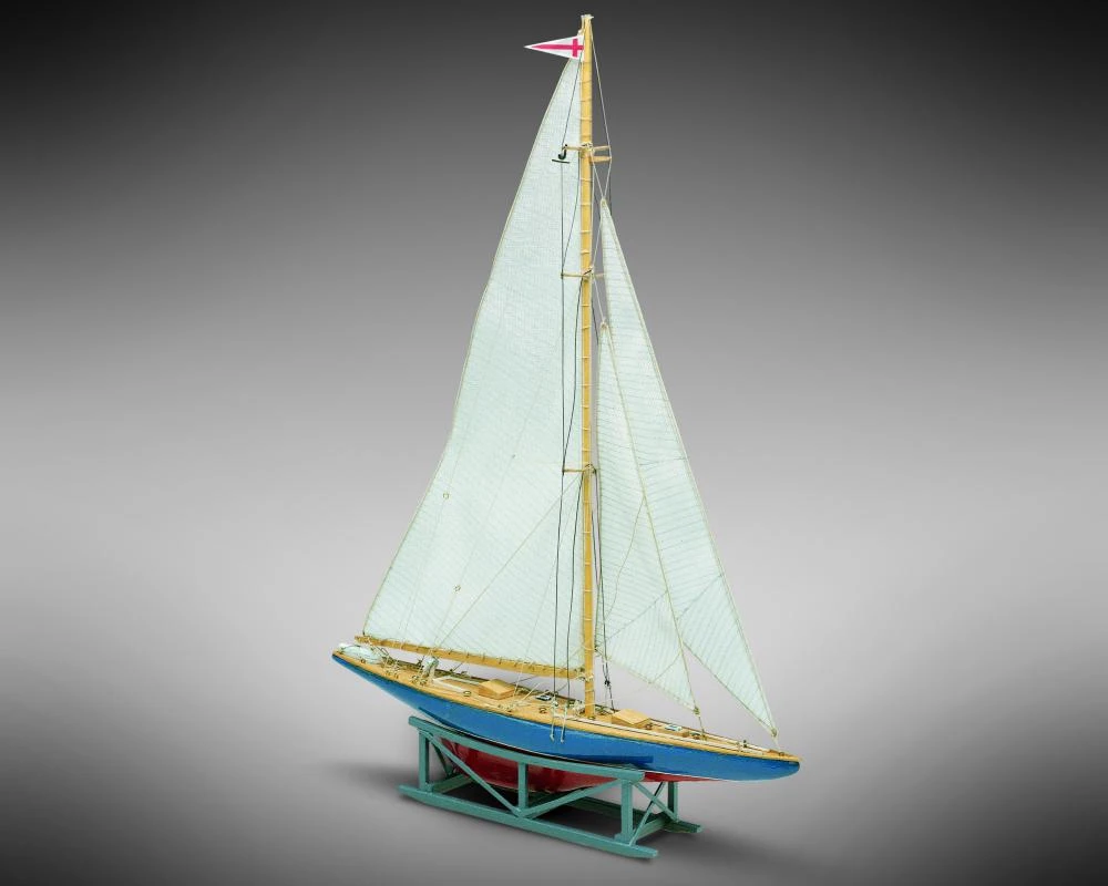 Mamoli MM14 Endeavour II - Wooden Model Kit With Pre-carved Hull - Scale 1/193 - Length 8.4 In - Height 10.1 In